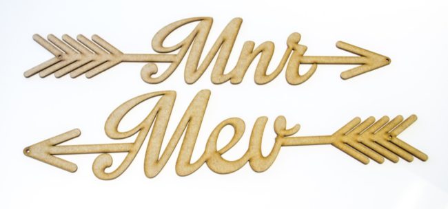 Bride and groom sign decal! Stick on the board or surface you want! See 20 more cute and creative ideas here: https://confettidaydreams.com/mr-and-mrs-signs/